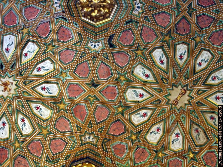 Décor du plafond d'une salle de l'Alcázar de Séville. Photo © André M. Winter
