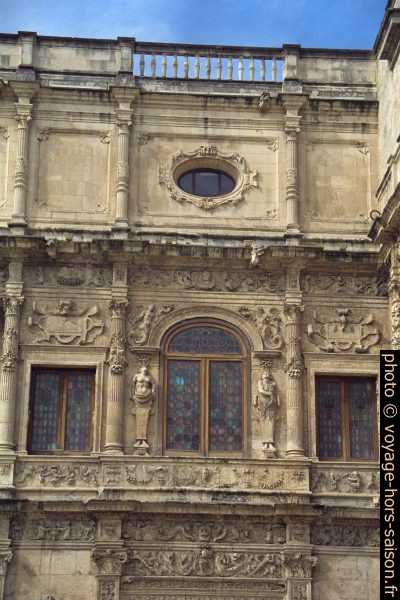 Détail de l'hôtel de ville de Séville. Photo © Alex Medwedeff