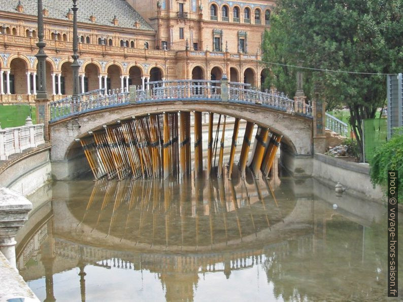 Pont en ruine sur la Plaza De España. Photo © André M. Winter