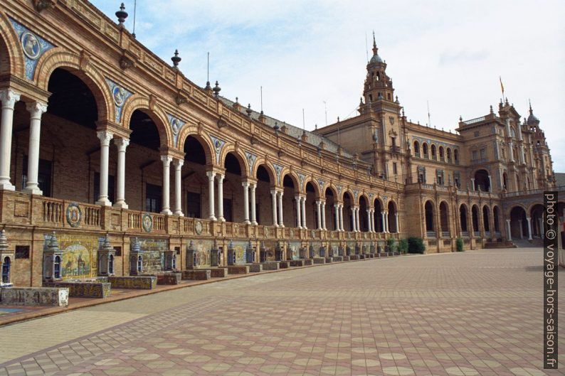 Demi-arc de la Plaza de España. Photo © Alex Medwedeff