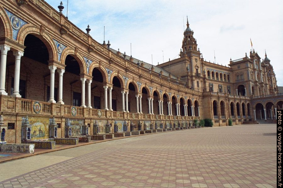 Demi-arc de la Plaza de España. Photo © Alex Medwedeff