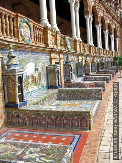 Bancs de faïences de la Plaza de España. Photo © André M. Winter