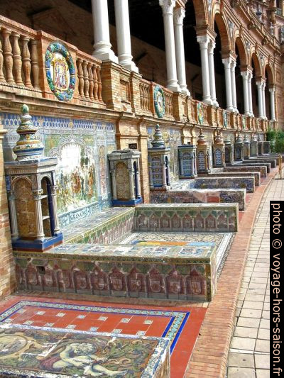 Bancs de faïences de la Plaza de España. Photo © André M. Winter
