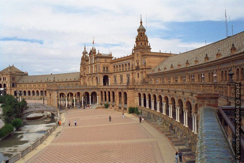 Plaza de España. Photo © Alex Medwedeff