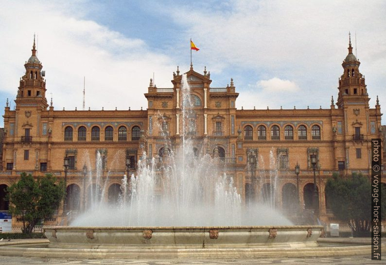 Fontaine de la Plaza de España. Photo © Alex Medwedeff