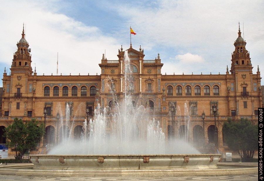 Fontaine de la Plaza de España. Photo © Alex Medwedeff