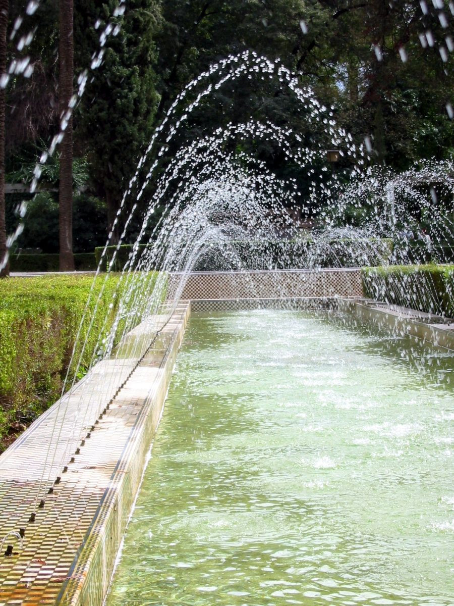 Bassin et fontaine dans le Parque María Luisa. Photo © Alex Medwedeff