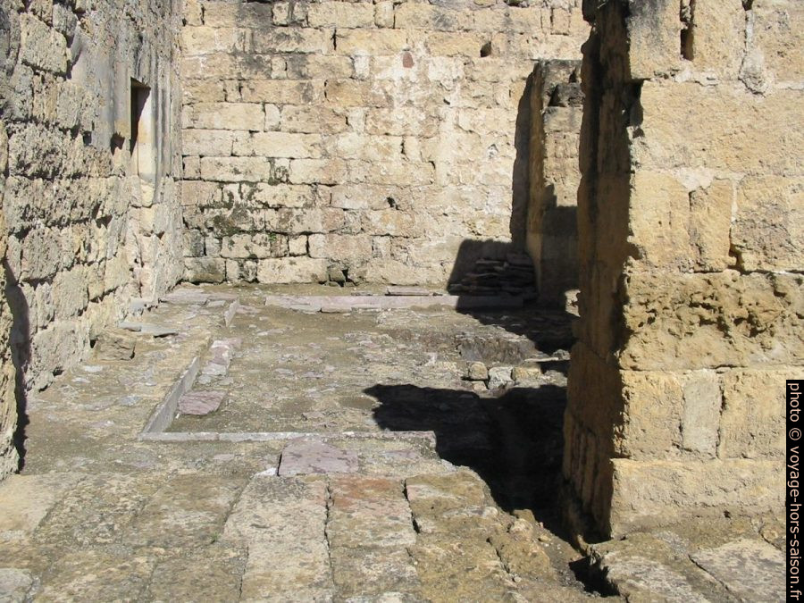 Murs originaux près du Dar Al-Wuzara. Photo © André M. Winter
