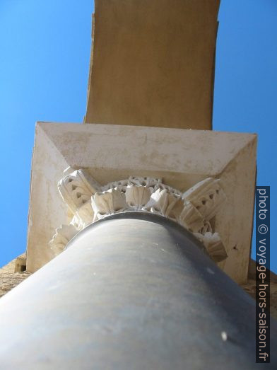 Chapiteau et colonne reconstitués. Photo © André M. Winter