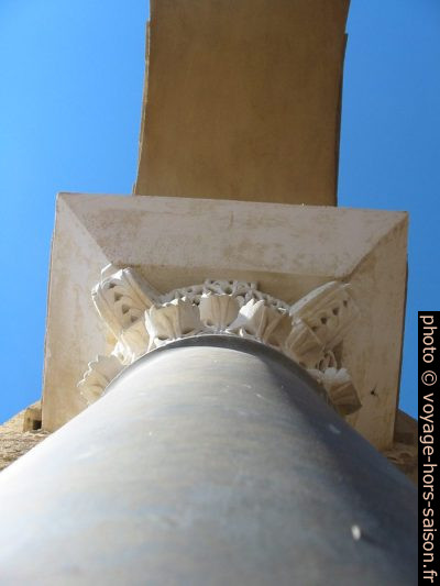 Chapiteau et colonne reconstitués. Photo © André M. Winter