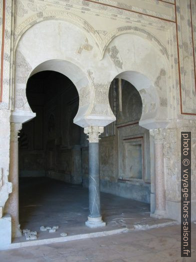 Double arc outrepassé dans le Salón de Abd Al-Rahman III. Photo © André M. Winter