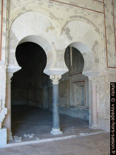 Double arc outrepassé dans le Salón de Abd Al-Rahman III. Photo © André M. Winter