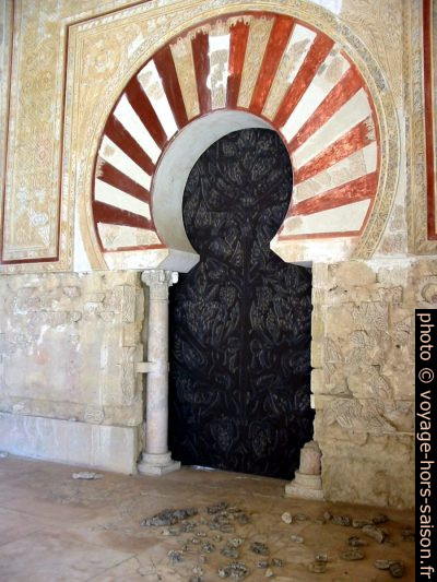 Porte dans le Salón de Abd Al-Rahman III. Photo © André M. Winter