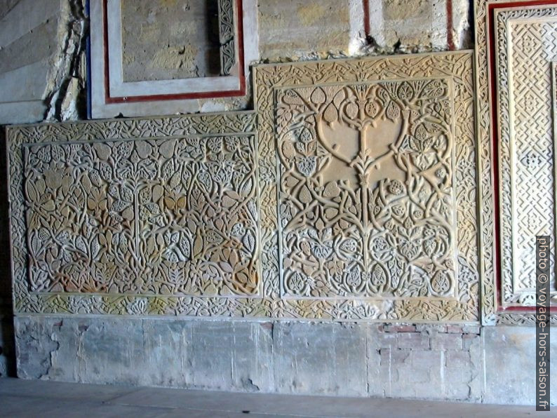 Panneaux de mur reconstitués de Medinat Al-Zahra. Photo © André M. Winter