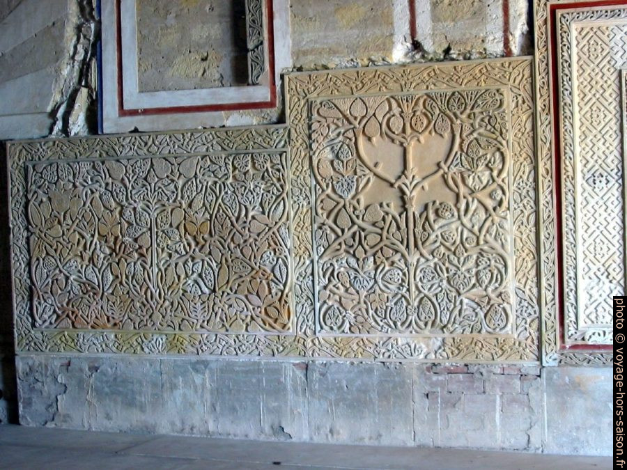 Panneaux de mur reconstitués de Medinat Al-Zahra. Photo © André M. Winter