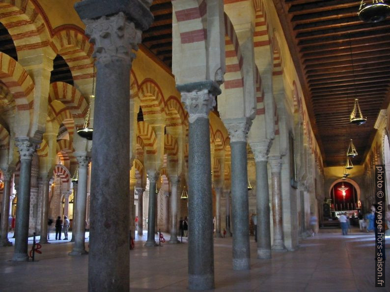 Colonnes de la Mezquita de Córdoba. Photo © Alex Medwedeff