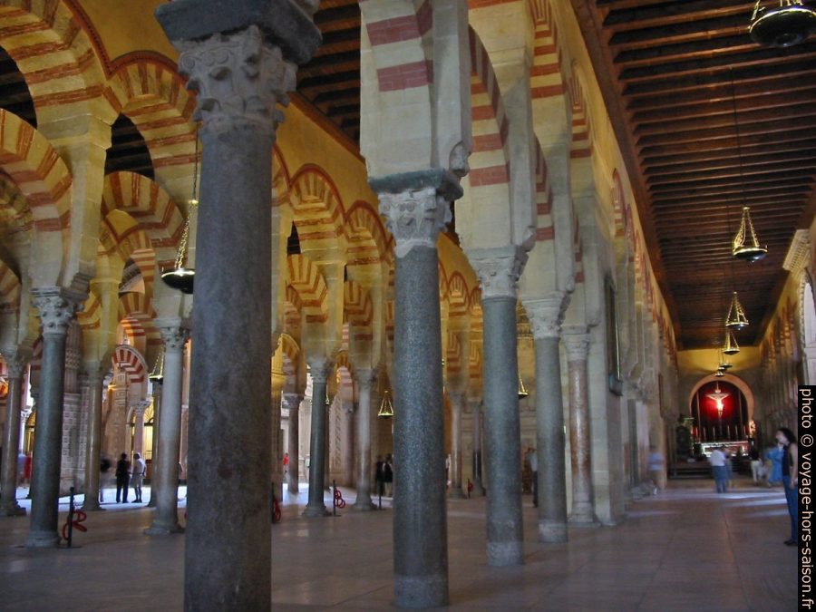 Colonnes de la Mezquita de Córdoba. Photo © Alex Medwedeff