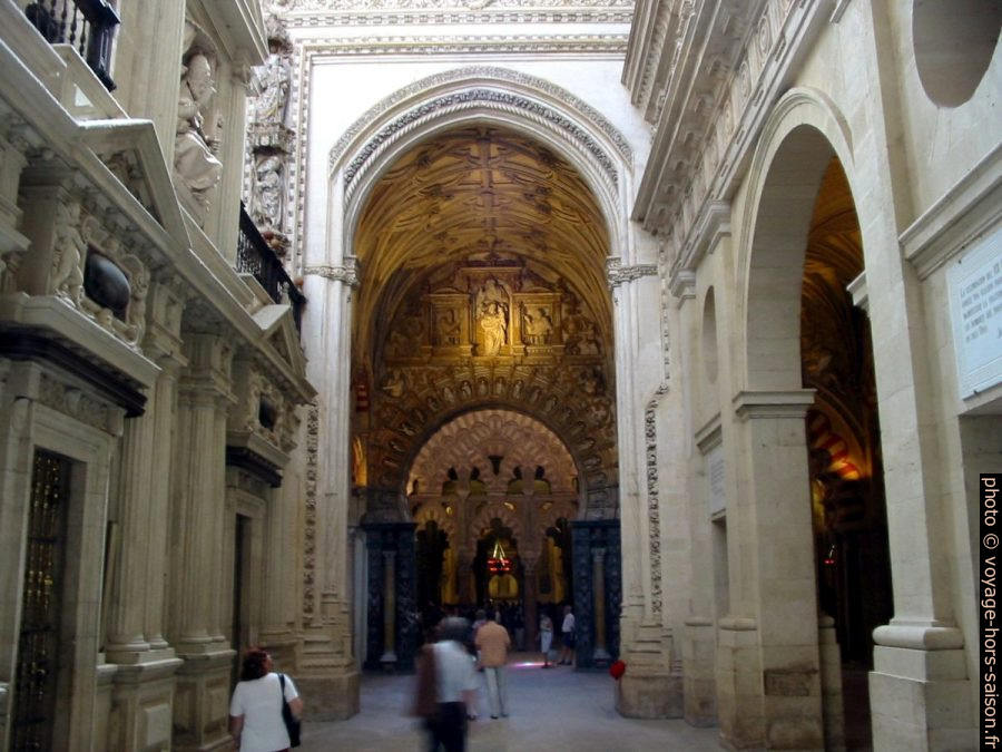 Nef de la cathédrale dans la mosquée de Córdoba. Photo © André M. Winter