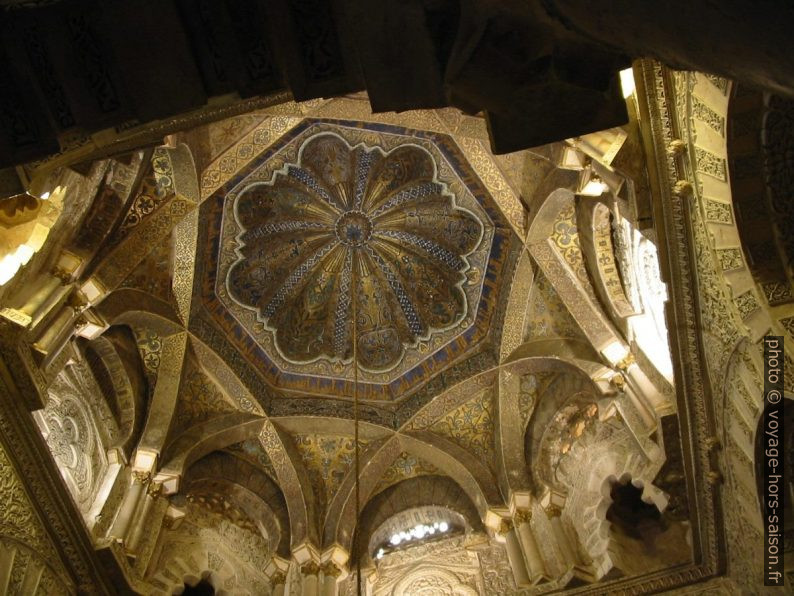 Coupole au-dessus de l'accès au mihrab. Photo © André M. Winter