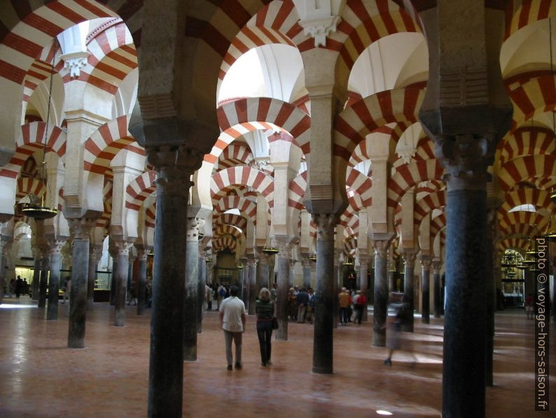Colonnes et arcs de la Mezquita d'Abdar-Rahman I. Photo © Alex Medwedeff