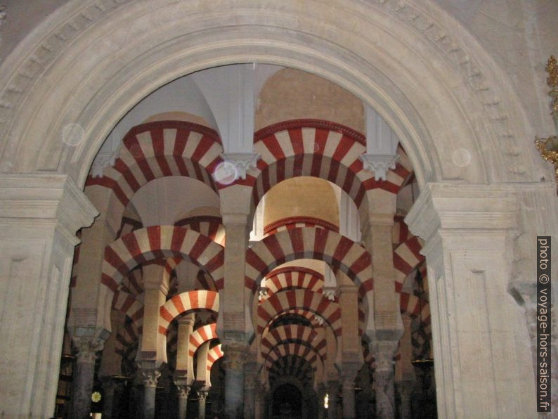 Arcs arabes superposés de la mezquita de Cordoue. Photo © Alex Medwedeff