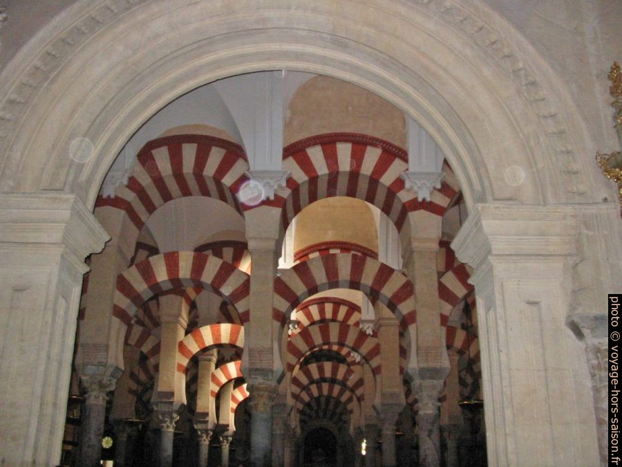 Arcs arabes superposés de la mezquita de Cordoue. Photo © Alex Medwedeff