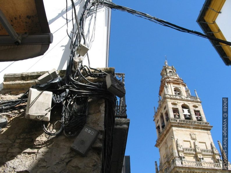 Installations électriques espagnoles et le minaret-clocher de Cordoue. Photo © André M. Winter