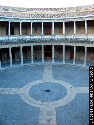 La cour du Palacio Carlos V à Grenade. Photo © André M. Winter