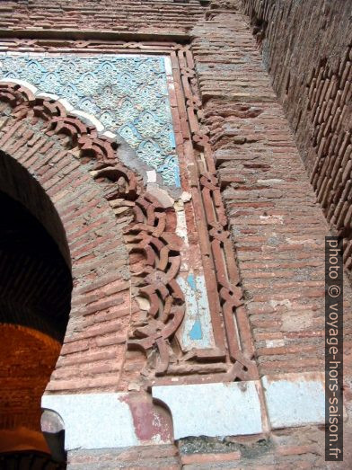 Décor en briques et en faïences de la Puerta de la Justicia. Photo © André M. Winter