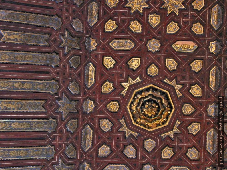 Plafond décoré du Mexuar. Photo © André M. Winter