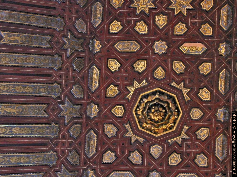 Plafond décoré du Mexuar. Photo © André M. Winter