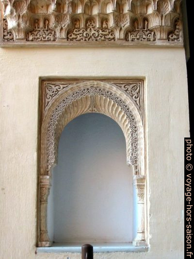 Une niche dans un couloir menant au Patio de los Leones. Photo © André M. Winter