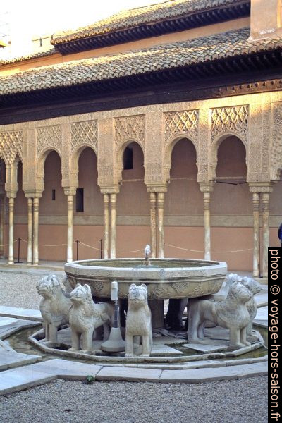 La fontaine du Patio de los Leones. Photo © Alex Medwedeff