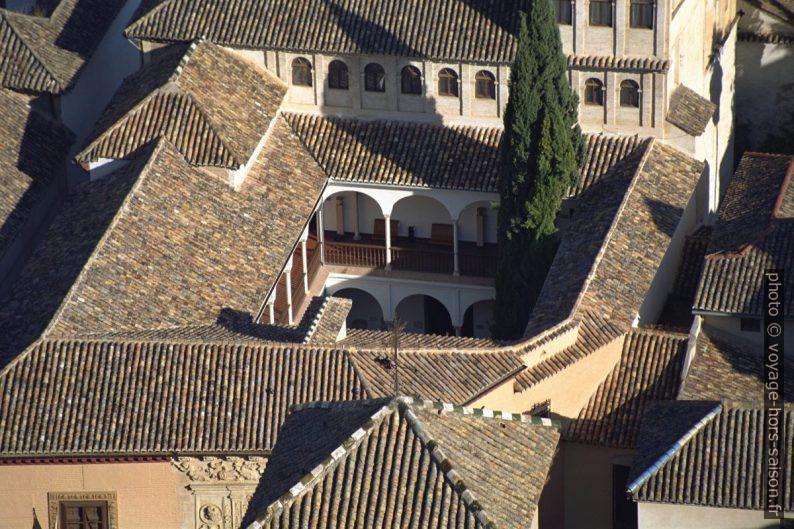 Cour dans le quartier de l'Albaicín de Grenade. Photo © Alex Medwedeff