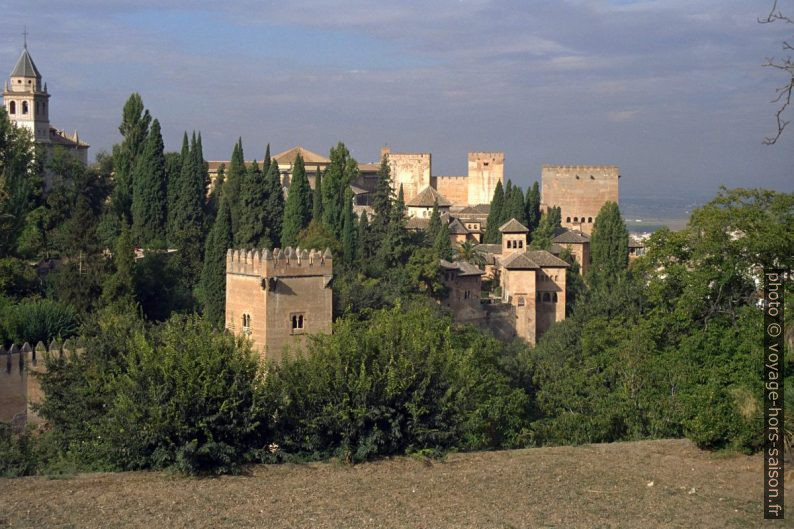 Mur défensif et tours de l'Alhambra de Granade. Photo © Alex Medwedeff