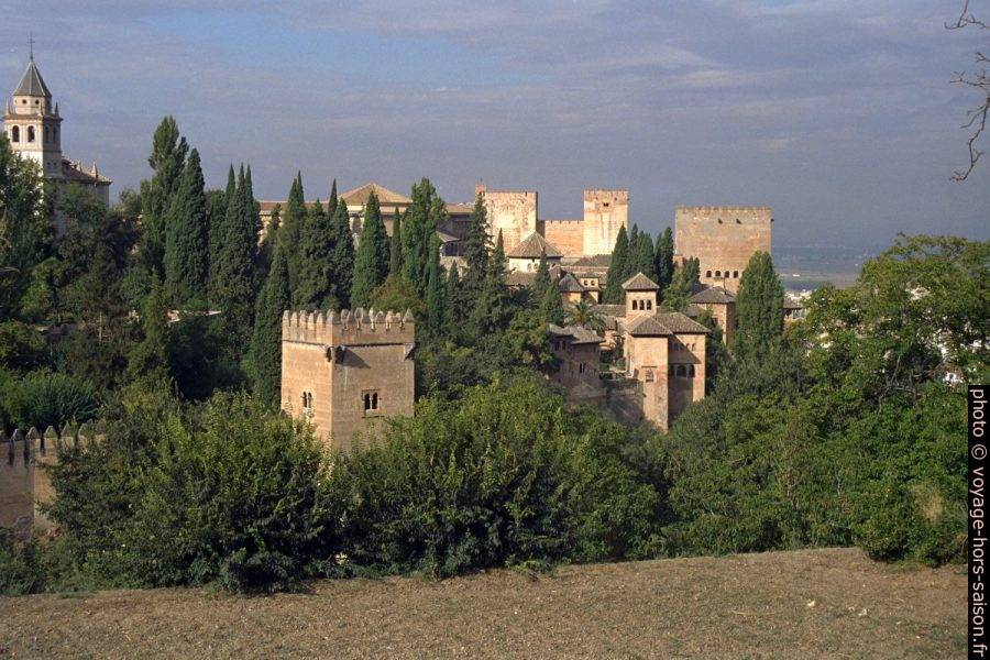 Mur défensif et tours de l'Alhambra de Granade. Photo © Alex Medwedeff