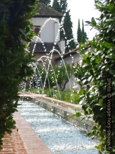 Bassin et jets d'eau du Patio de la Acequia. Photo © André M. Winter