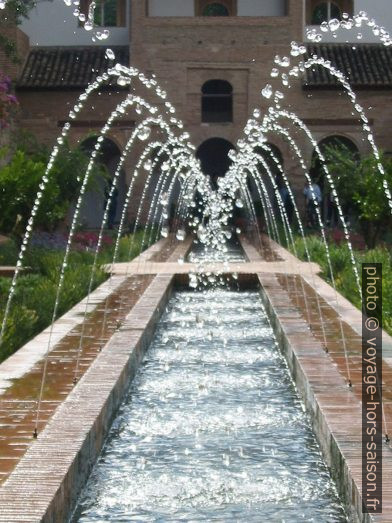 Jeux d'eau dans le Patio de la Acequia. Photo © Alex Medwedeff