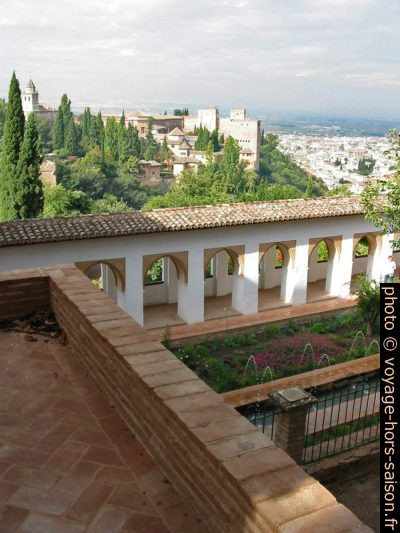 Patio de la Acequia et l'Alhambra. Photo © André M. Winter