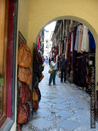 Ruelle de l'Alcaicería de Granada. Photo © André M. Winter