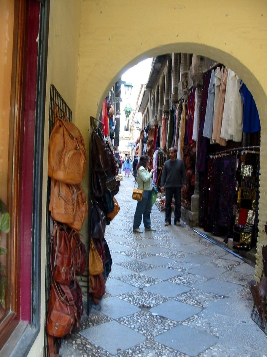 Ruelle de l'Alcaicería de Granada. Photo © André M. Winter