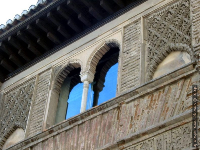 Fenêtres de la façade du Corral del Carbón. Photo © André M. Winter