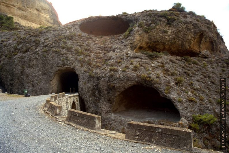 Tunnel et érosion en taffoni . Photo © André M. Winter