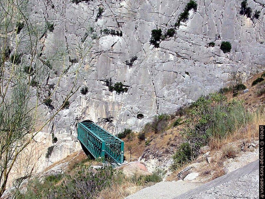 Au-dessus du pont métallique ferrovière. Photo © André M. Winter