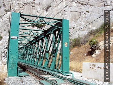 Le pont métallique à coté de gorges Garganta del Chorro. Photo © André M. Winter