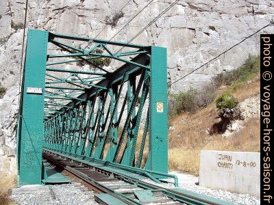 Le pont métallique à coté de gorges Garganta del Chorro. Photo © André M. Winter