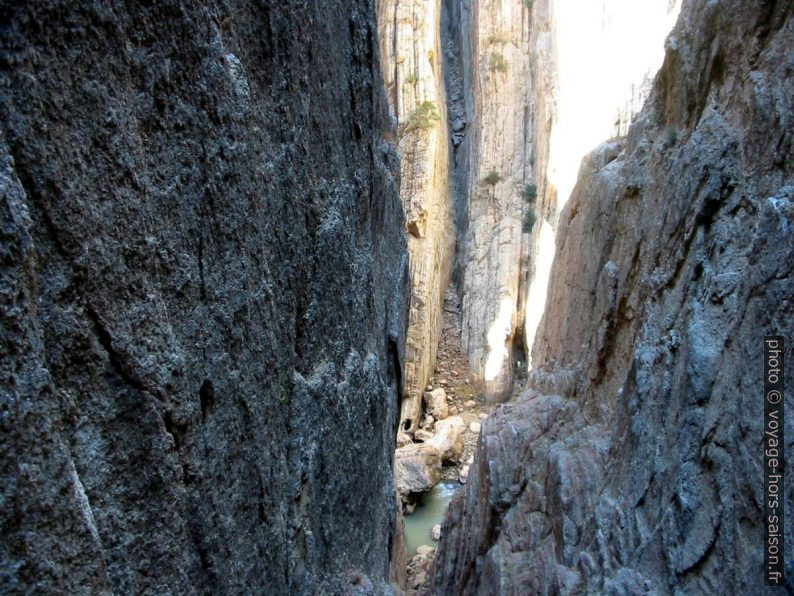 Les strates verticales du Garganta del Chorro. Photo © André M. Winter