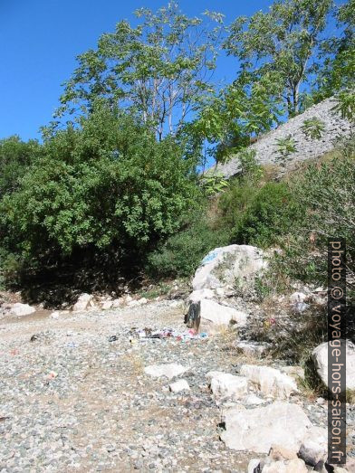 Déchets dans les gorges Garganta del Chorro. Photo © André M. Winter