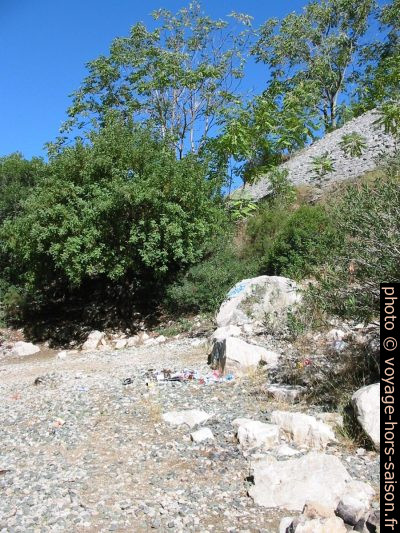 Déchets dans les gorges Garganta del Chorro. Photo © André M. Winter