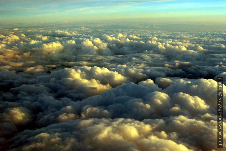 Au-dessus des nuages après le décollage. Photo © André M. Winter